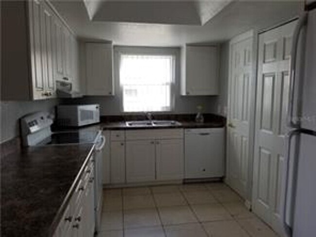 Building Photo - Hawthorne Village Condo- Unit 6