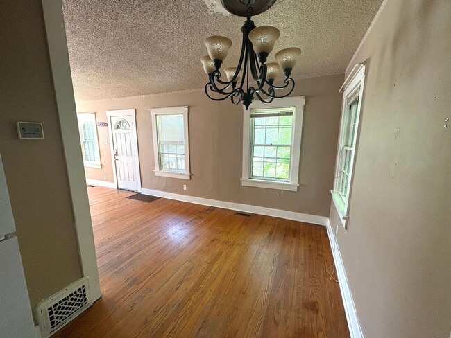 Building Photo - 2 bed 1 bath Home Near the Historic District