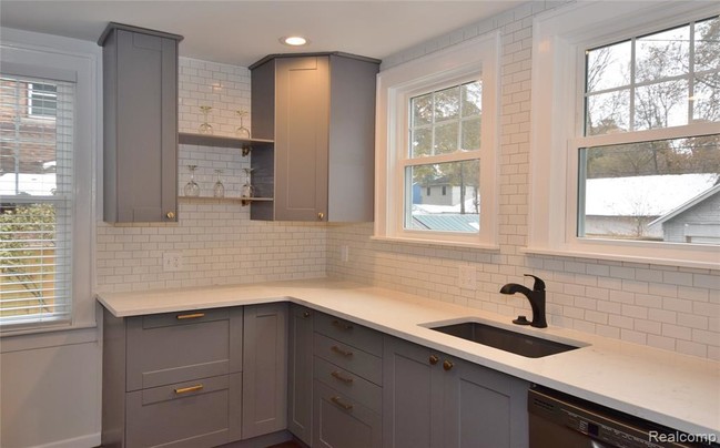 Foto del edificio - 215 W Maplehurst Ave