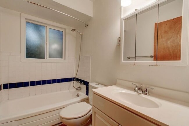 Building Photo - Spacious & Modern Living at Silver Creek I...