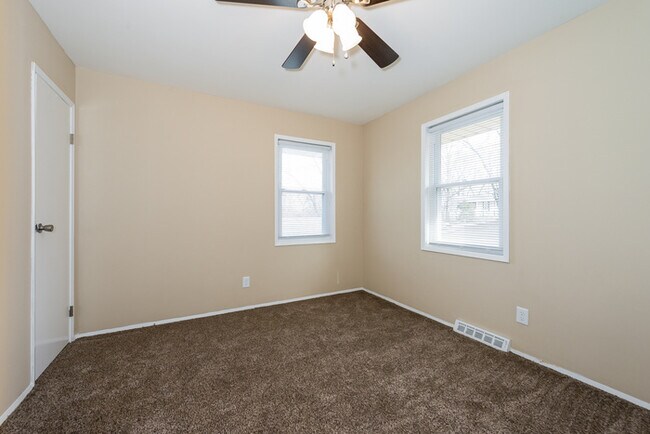 Foto del edificio - Beautiful 3BD Home Near Worlds of Fun!