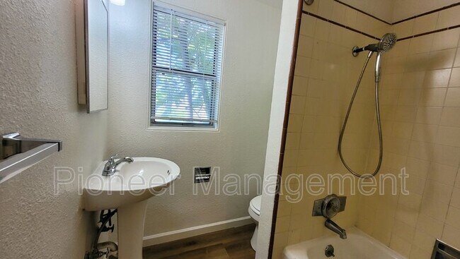 Foto del edificio - 620 NE Polk St