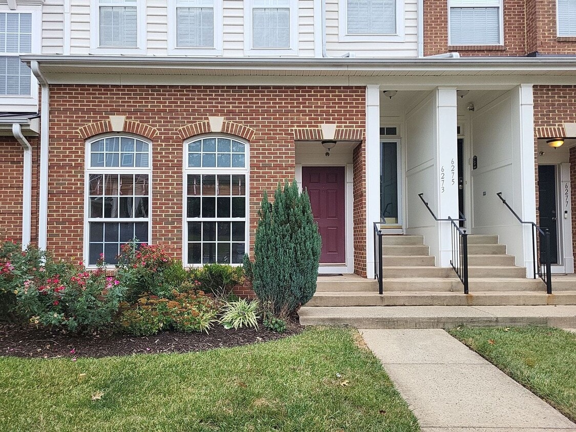 Primary Photo - Fantastic 2 Bed 2.5 Bath Interior Townhome...