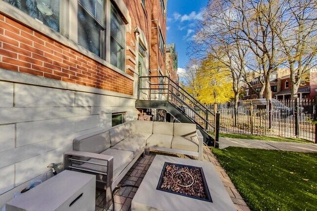 Building Photo - 2136 W Schiller St
