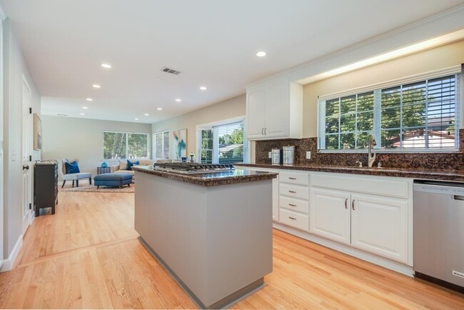 Foto del edificio - 2461 Plummer Ave