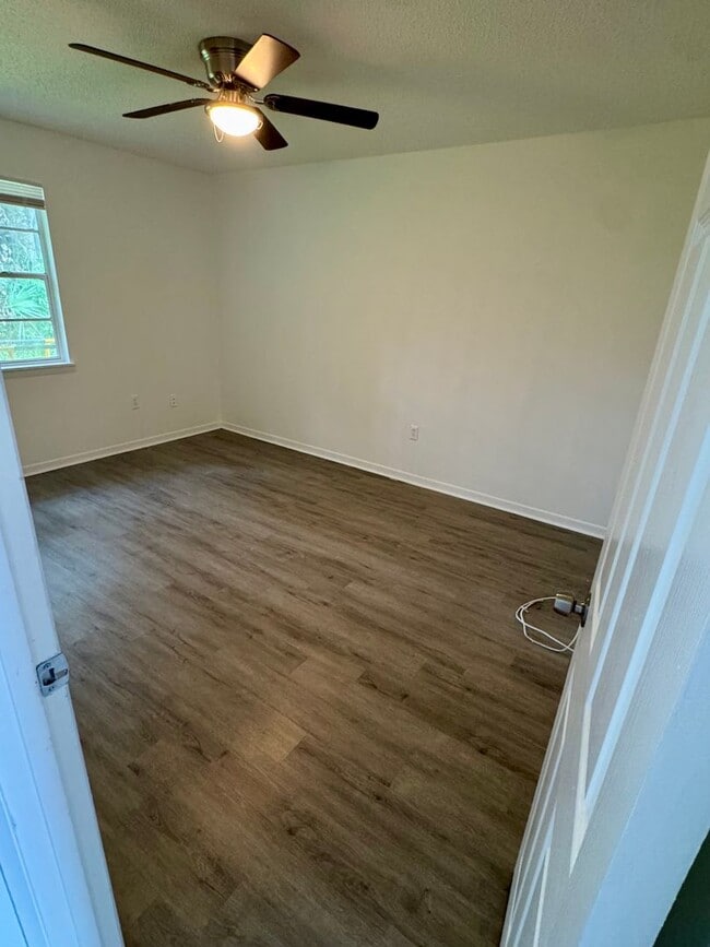 Foto del edificio - 2 BED 1 BATH READY TO RENT IN PLANT CITY!