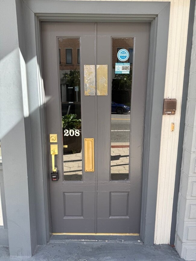 Building Photo - 208 E Pine St