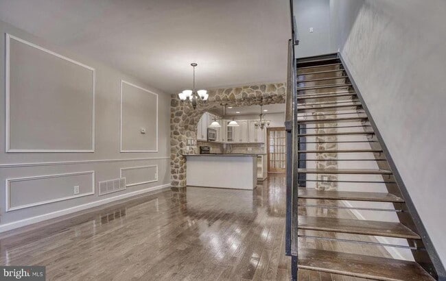 Building Photo - 818 W 36th St