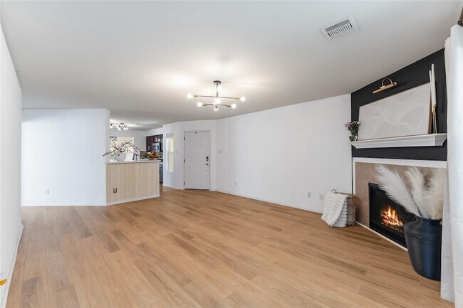 Foto del edificio - 16734 Warbler Dr