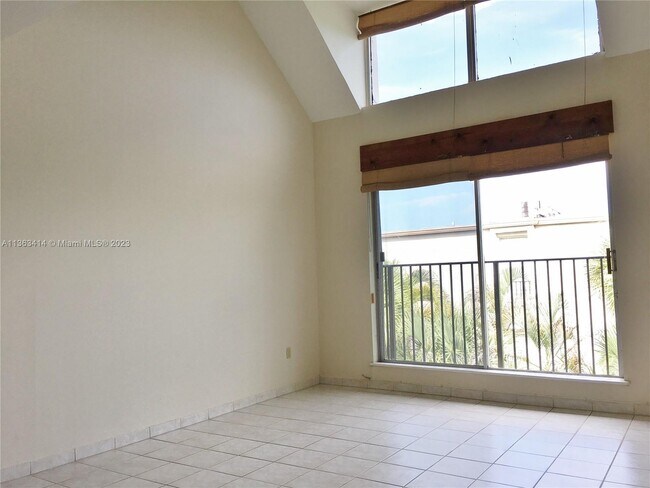Foto del edificio - 6904 N Kendall Dr