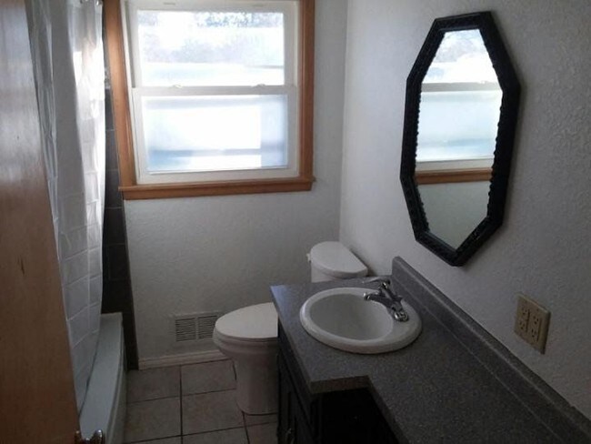 Foto del edificio - 3352 S. 84th Street - 3 Bedroom Upper