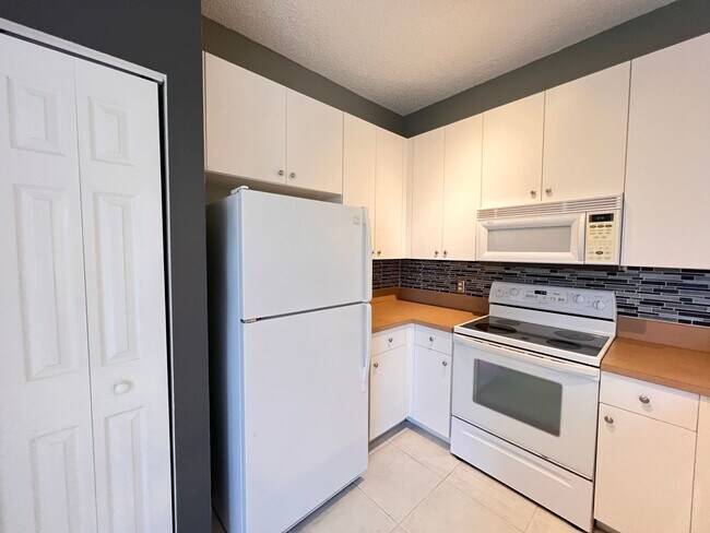 Foto del edificio - Townhouse Near the Ocean – WiFi Included +...