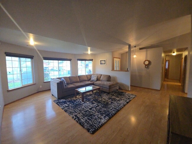 Building Photo - 3DB/2BA Fortuna home on quiet road!