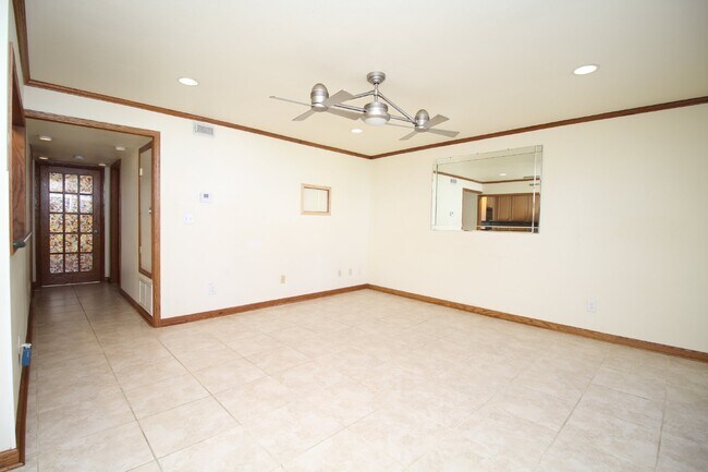 Foto del edificio - Stylish Condo in Waterfront Bayview Terrace – Updated Interiors, In-Unit Washer/Dryer, Access to ...