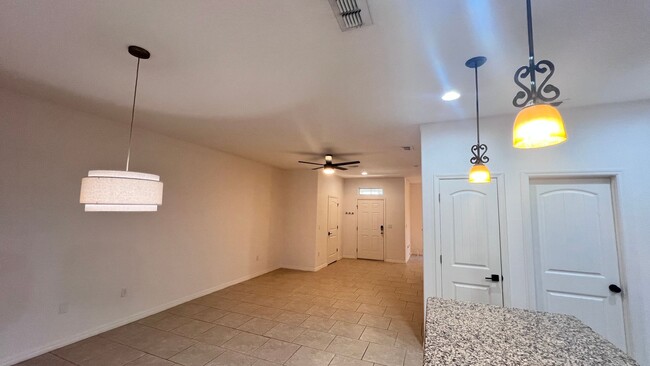 Building Photo - Beautiful Upgraded 3 Bedroom and 2 1/2 Bat...