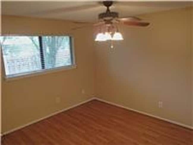 Building Photo - 1033