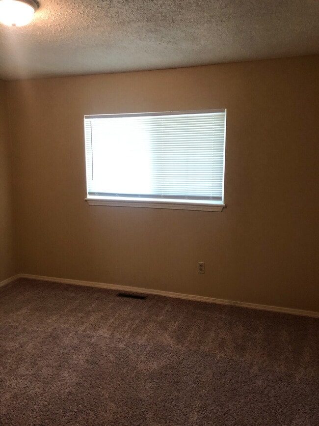 Building Photo - 3 Bedroom Duplex in Hollister