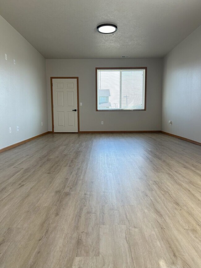 Building Photo - Newly Updated Condo!!