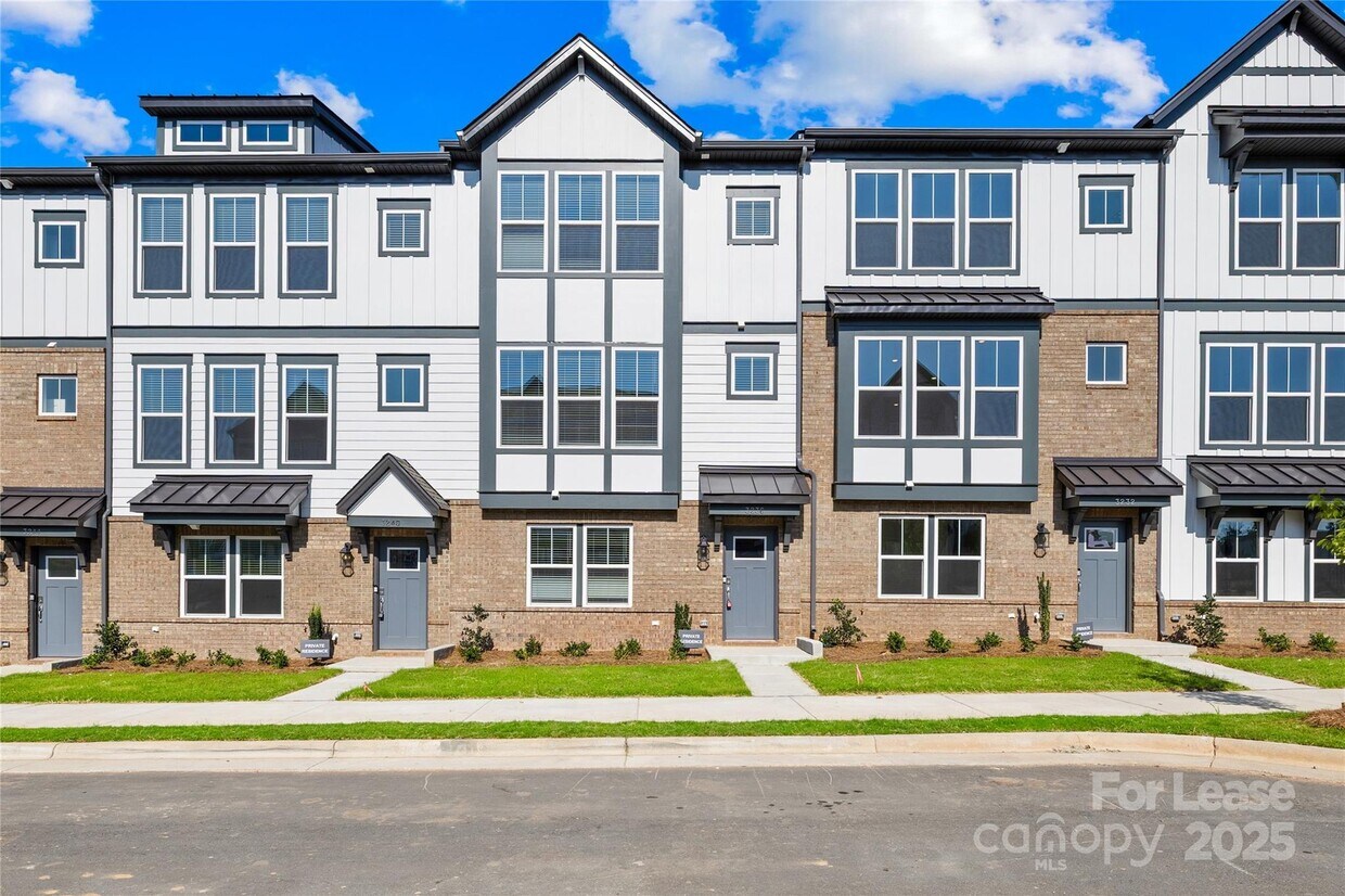 Foto principal - 3236 Stelfox St
