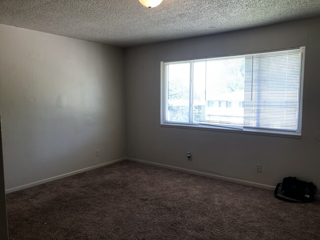 Building Photo - Upper 4 Plex Apartment