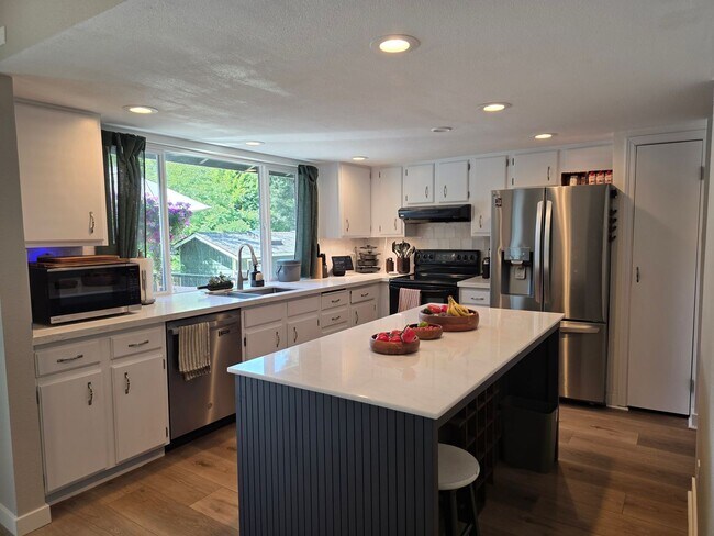 Building Photo - Lea Hill tri-level home - 3 bedroom 2.5 bath home - Feels like new/ Remodeled - A Must see - Avai...