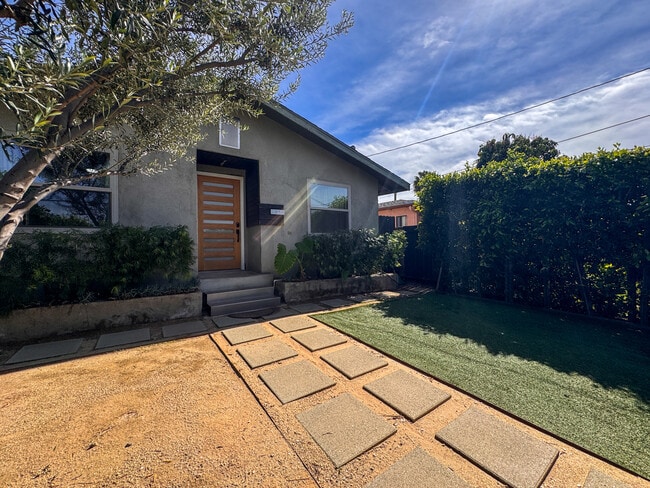 Building Photo - 958 Camulos St