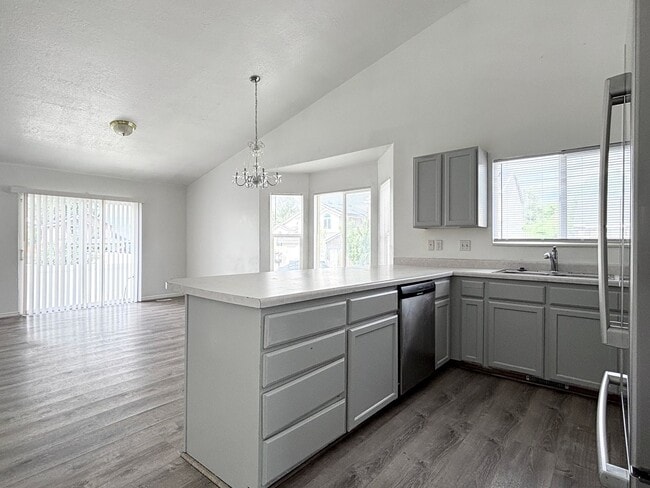 Building Photo - Bright & Spacious Rambler in Rose Park!