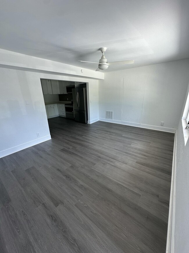 Building Photo - 823 Helena Dr