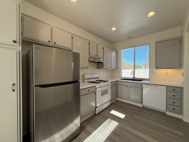 Foto del edificio - Beautiful 3B/2.5BA Home in Mira Mesa for R...