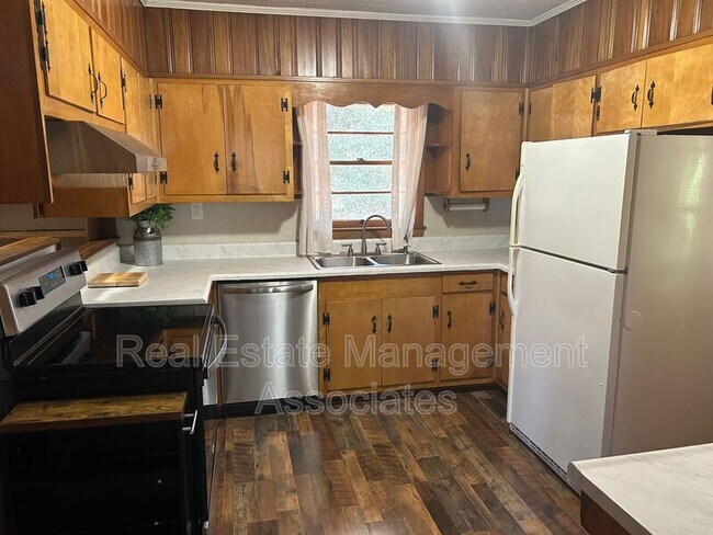 Building Photo - 901 Mockingbird Ln
