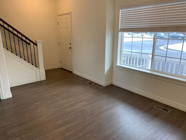 Foto del edificio - 1 Female Room in a Cute Orem Townhome