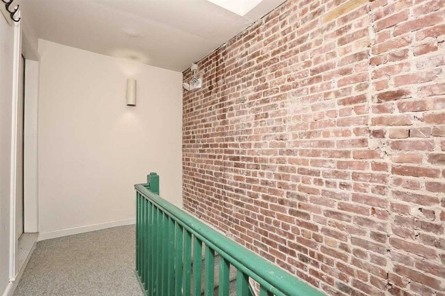 Building Photo - 626 Park Ave