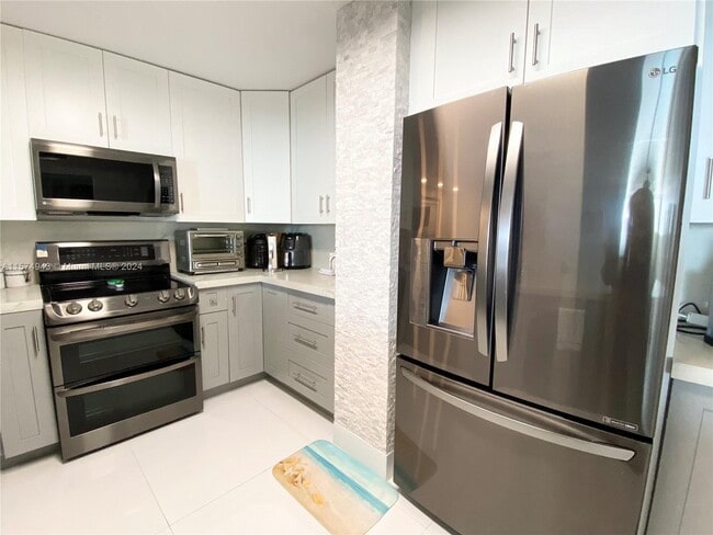 Building Photo - 6450 Collins Ave