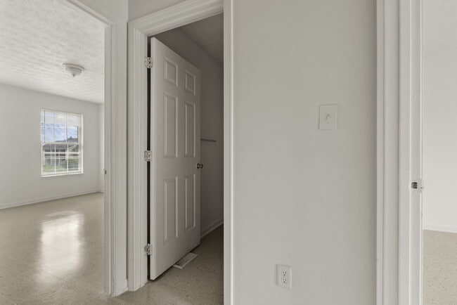 Foto del edificio - Charming Two Bedroom Townhome in South Louisville, Family-Friendly Neighborhood!
