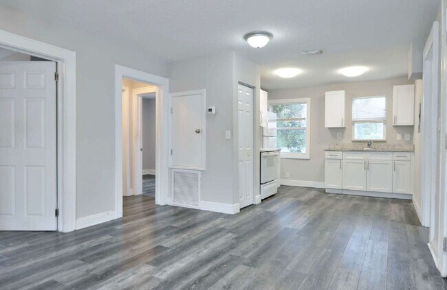 Photo - 912 Hart St Townhome