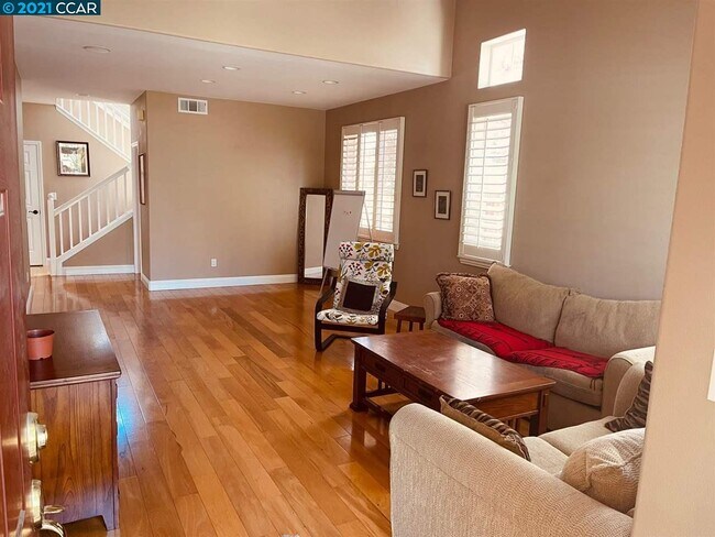 Building Photo - 107 Woodcrest Dr
