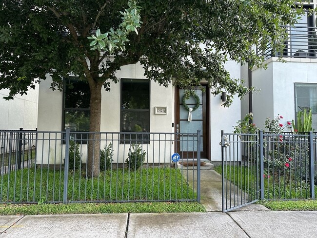 Foto del edificio - 1702 Alamo St