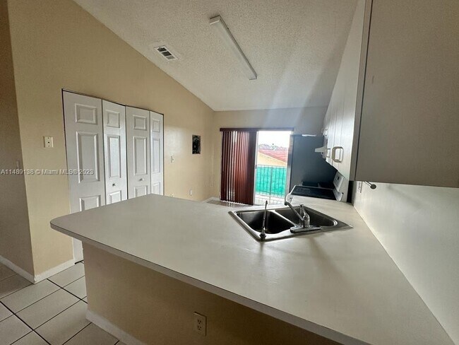 Foto del edificio - 3375 W 76th St