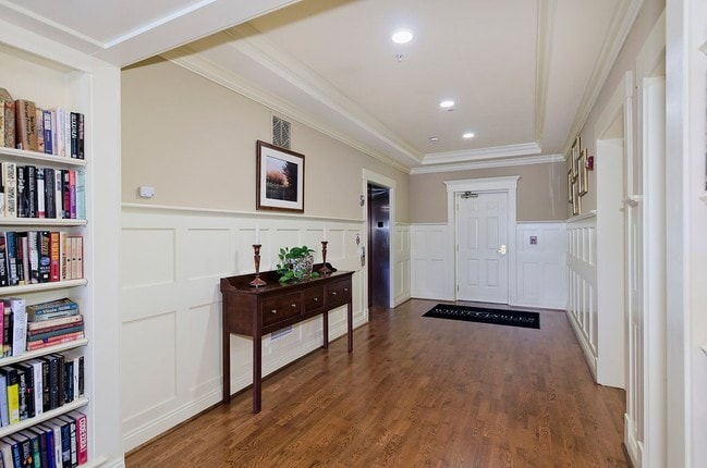 Building Photo - 425 White Gables Ln