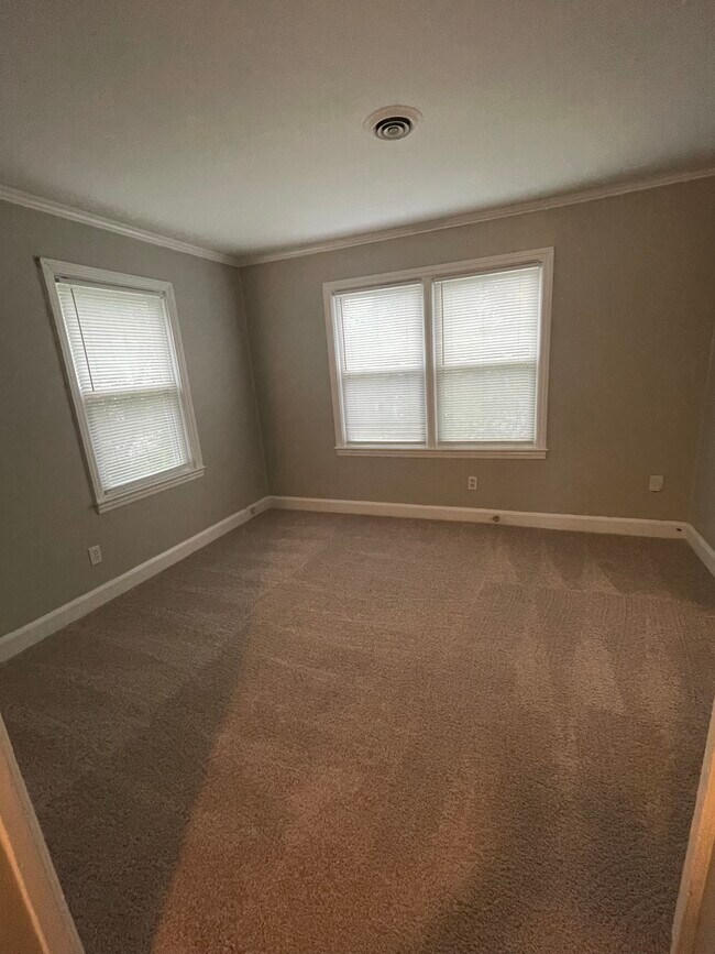 Building Photo - 1725 King Woods Dr, APT B