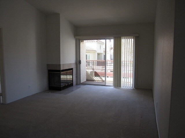 Building Photo - 2 bedroom 2 bath Upper Level Condo