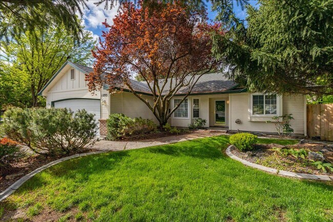 Building Photo - YOUR PRIVATE SANCTUARY AWAITS: Modern Upda...