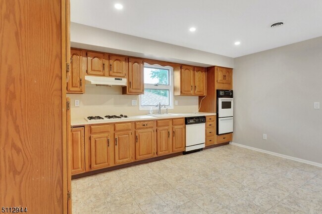 Building Photo - 75 William St