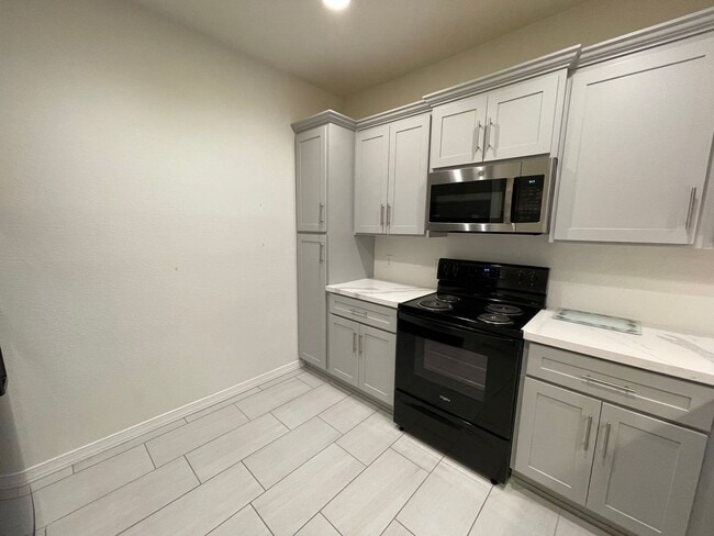 Building Photo - BEAUTIFULLY REMODELED TOWNHOUSE!