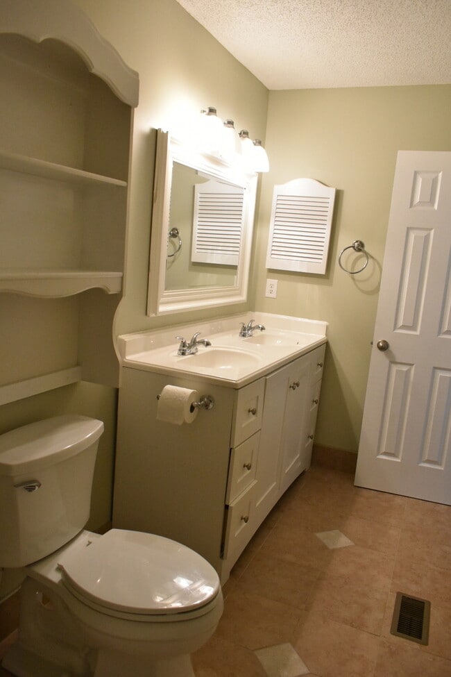 Building Photo - 2 Bedroom condo Minutes from Ft, Eustis