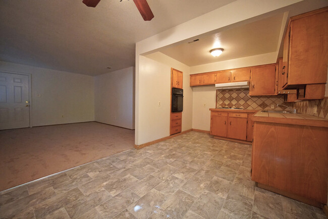 Foto del edificio - Charming 2-bedroom 1-bathroom in Carmichael!