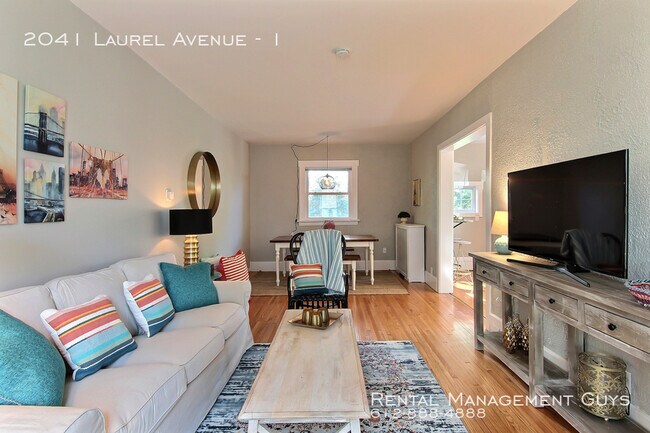 Foto del edificio - Updated Duplex Across from St. Thomas