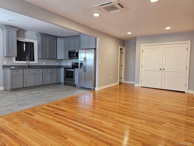 Building Photo - 3 Shadylawn Pl