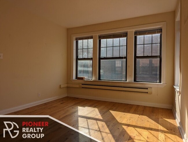 Building Photo - 4407 N Wolcott Ave