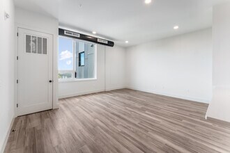 Building Photo - 55 Washington St